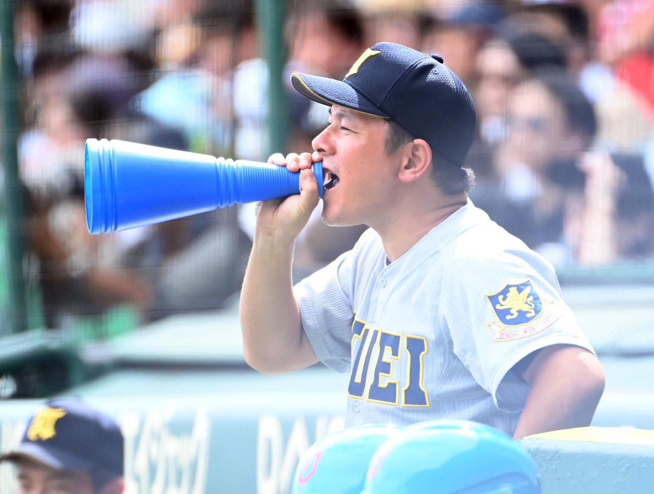 慶応対仙台育英　選手に声をかける仙台育英の須江監督（撮影・石井愛子）