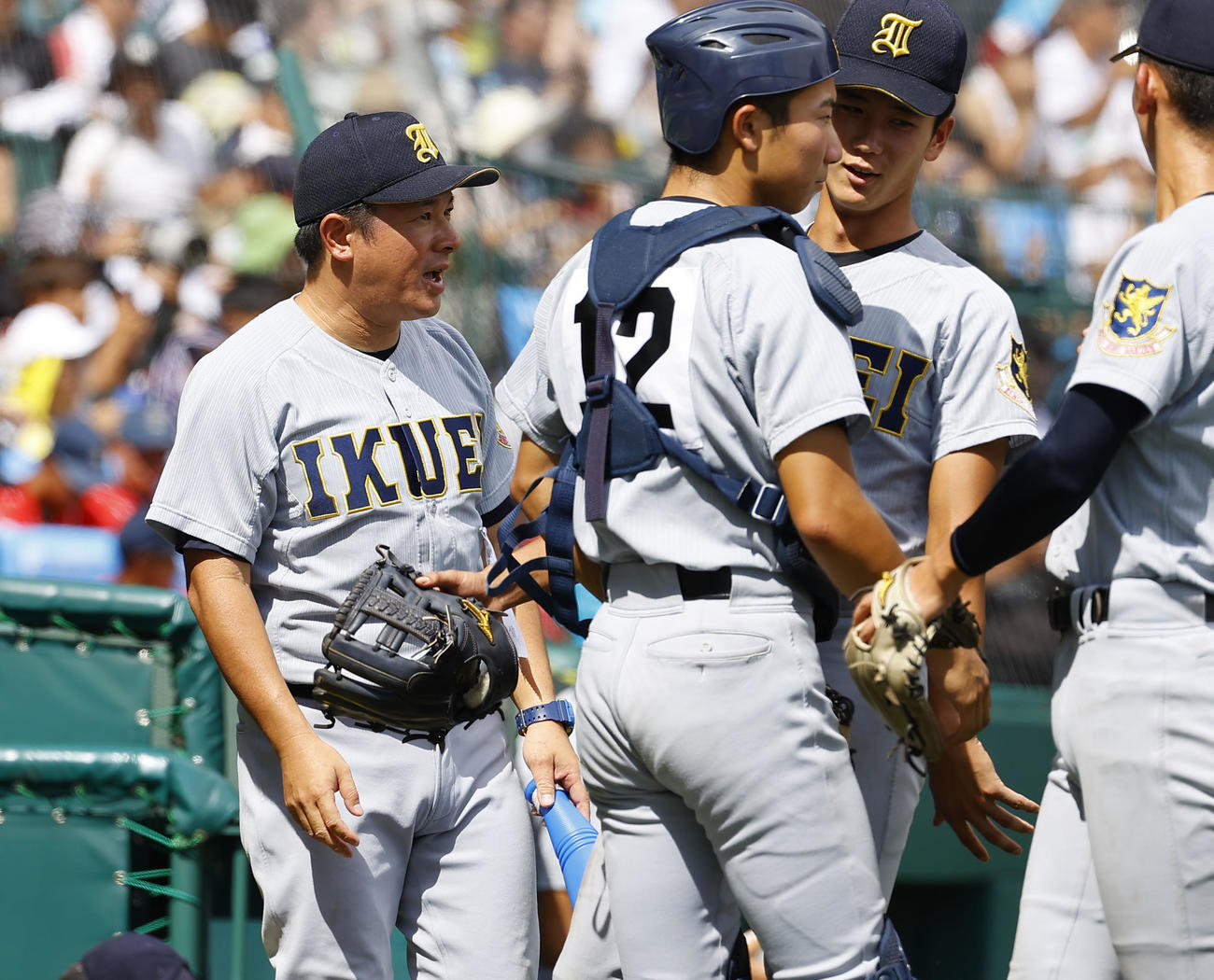 慶応対仙台育英　2回表を終え選手に声をかける仙台育英須監督（左端）（撮影・藤尾明華）