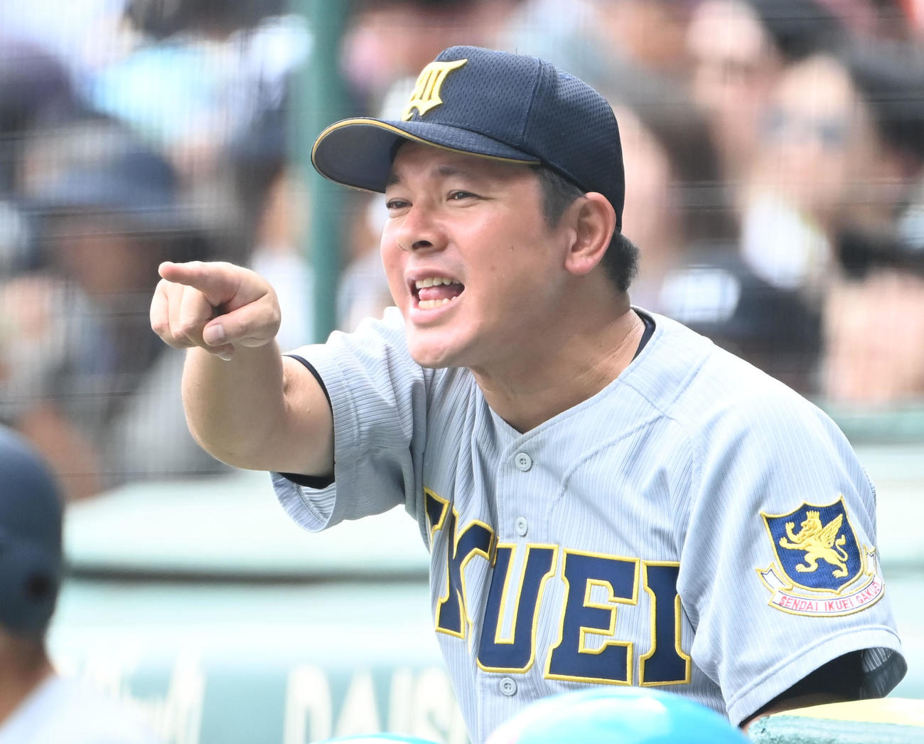 慶応対仙台育英　選手に声をかける仙台育英の須江監督（撮影・石井愛子）