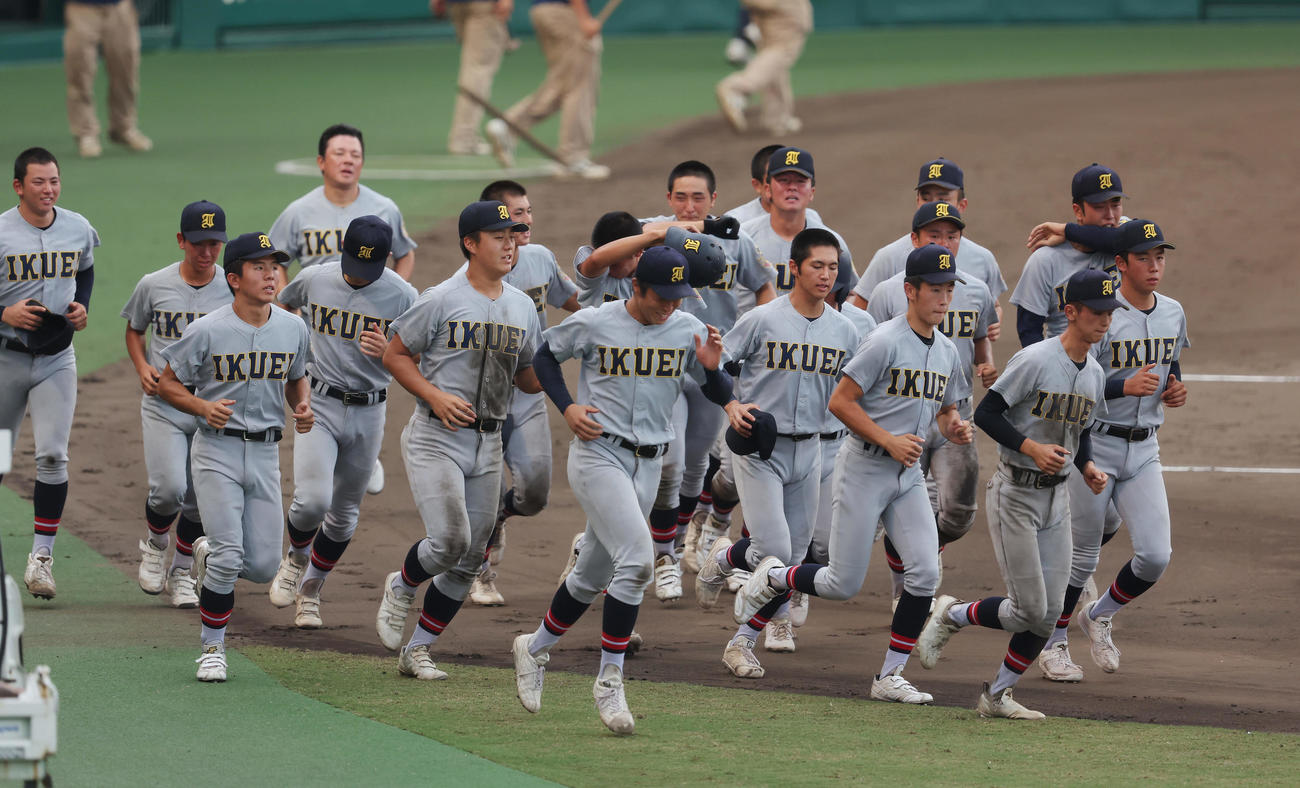 慶応対仙台育英　慶応に敗れ、涙ながら応援団へのあいさつに向かう仙台育英ナイン（撮影・前田充）