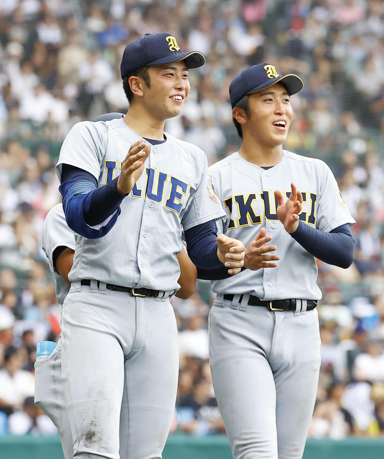 慶応対仙台育英　8回表を終え、ベンチ前でナインを迎える仙台育英・高橋（左）と湯田（撮影・藤尾明華）