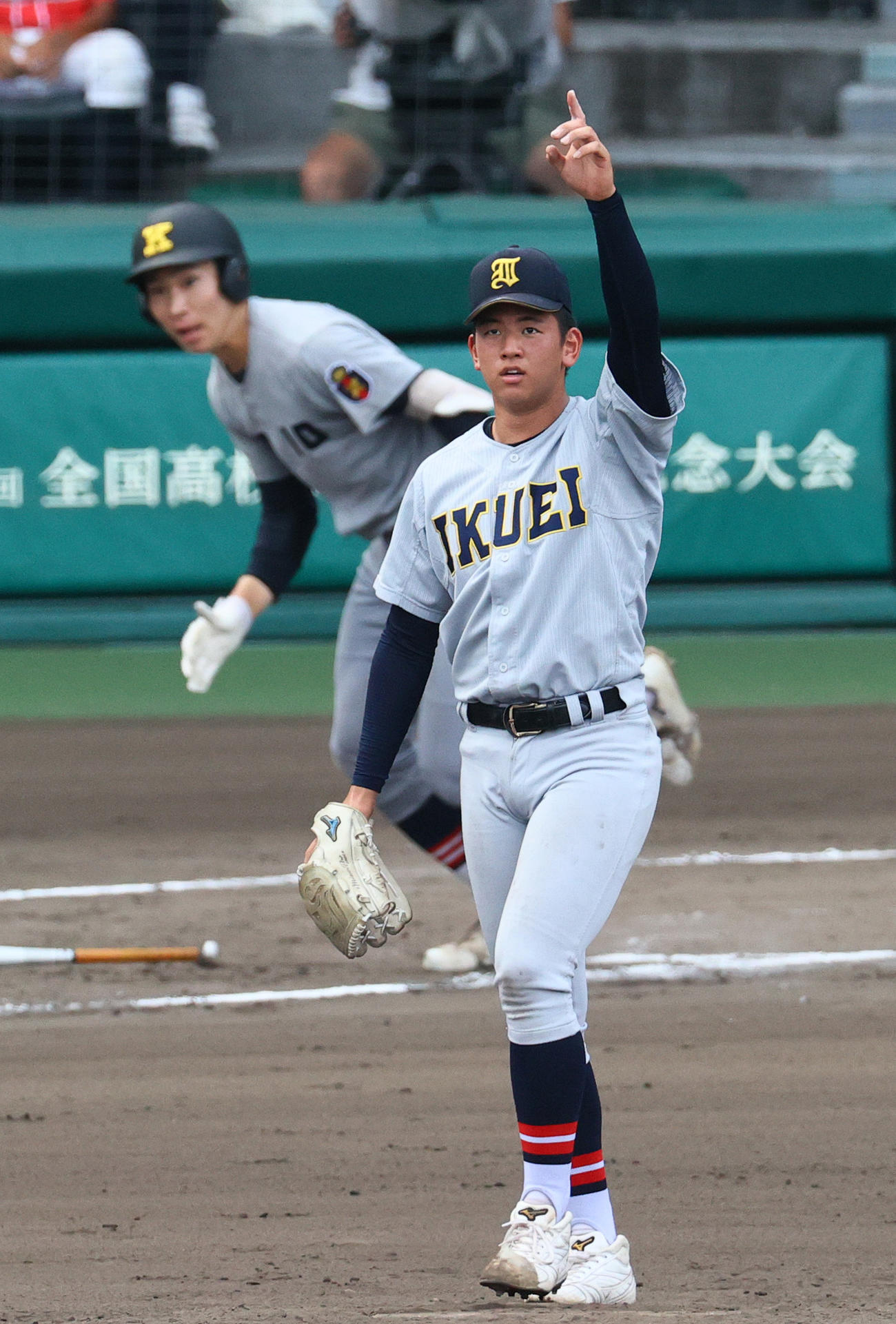 慶応対仙台育英　8回表慶応2死、田中（手前）は渡辺千を中飛に仕留める（撮影・上山淳一）