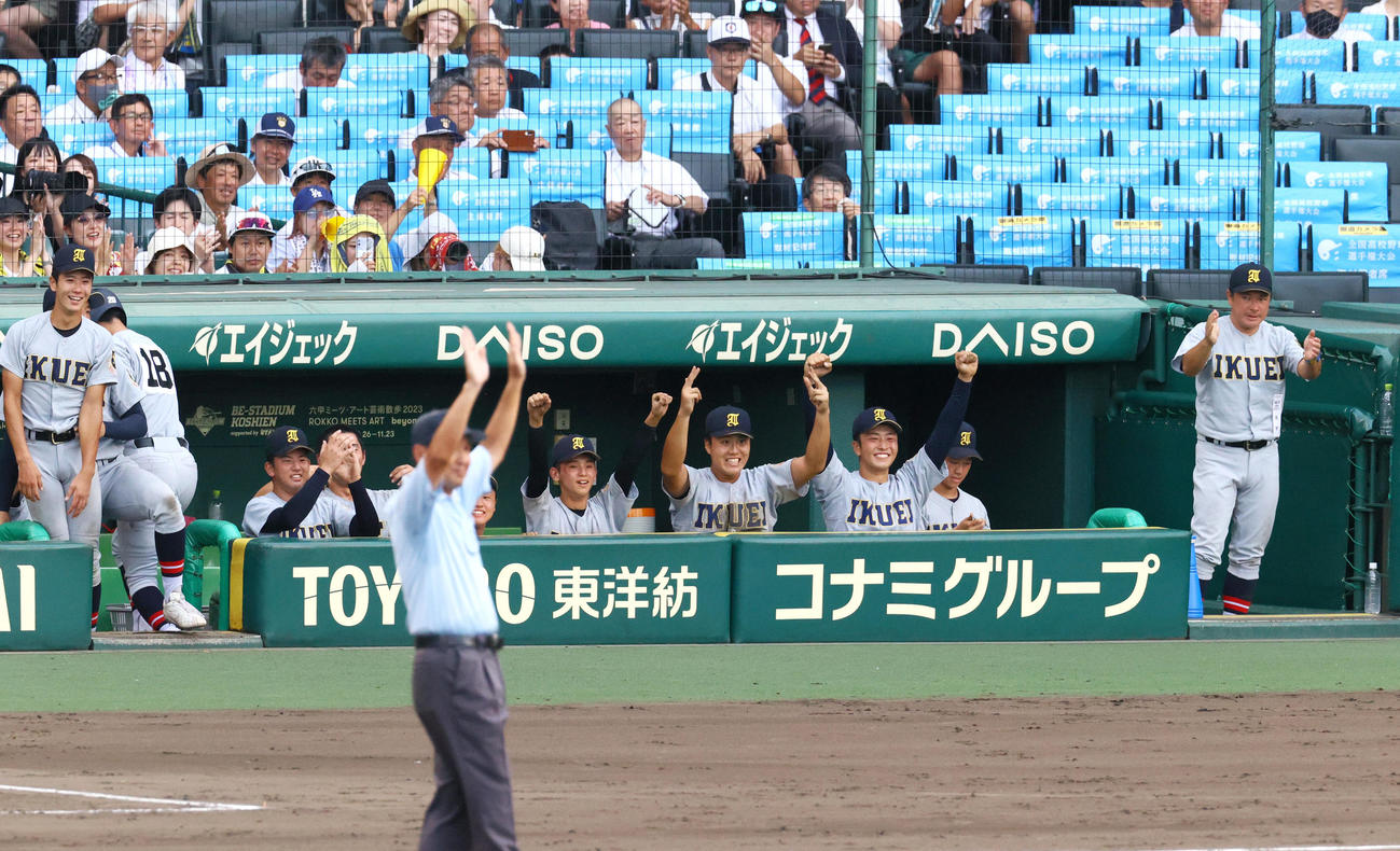 慶応対仙台育英　9回裏仙台育英無死、大村の投安とエラーで二塁へ進み盛り上がる仙台育英の選手たち（撮影・上山淳一）