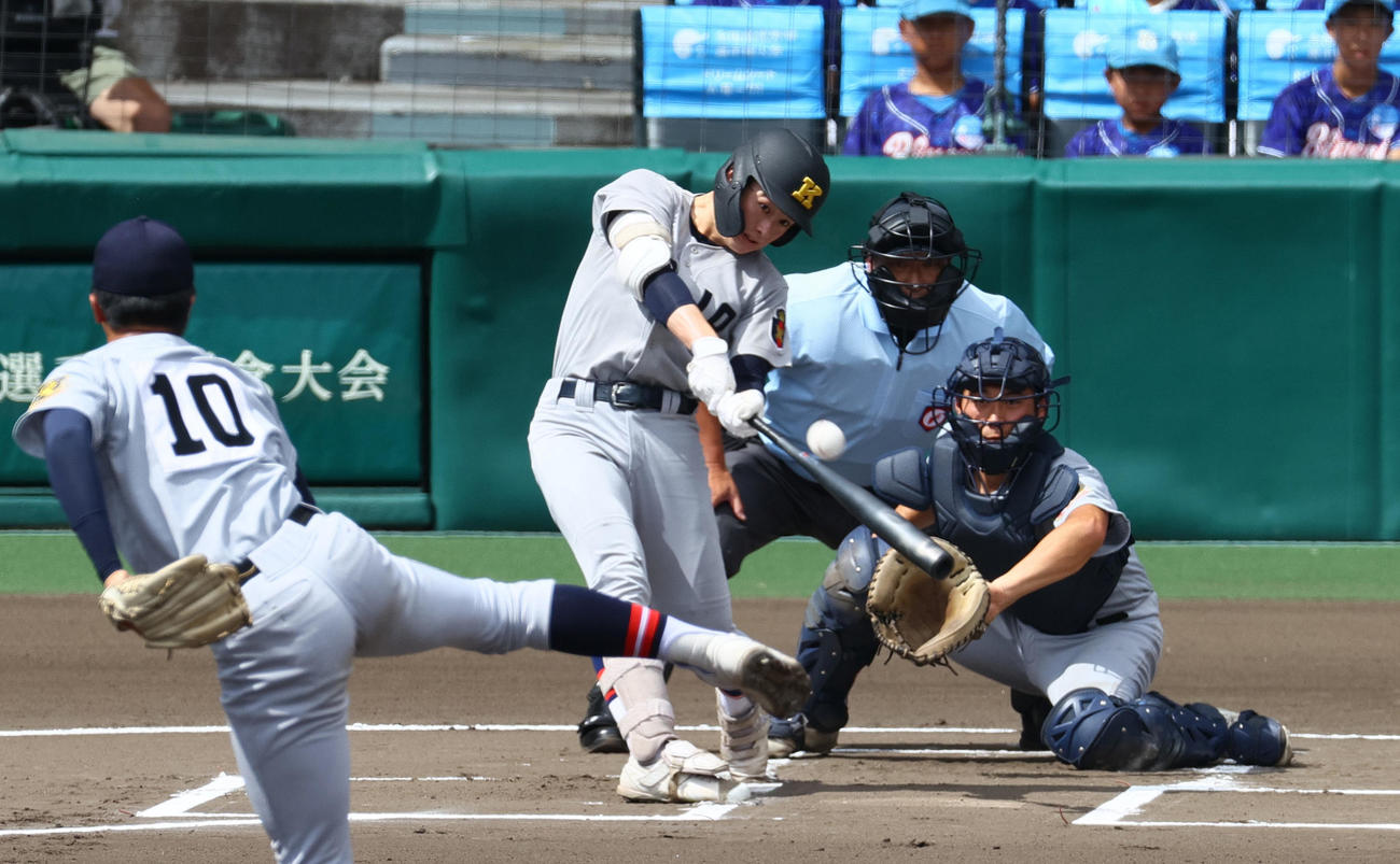 慶応対仙台育英　1回表慶応無死、丸田は右越えに先頭打者本塁打を放つ。投手湯田（撮影・上山淳一）