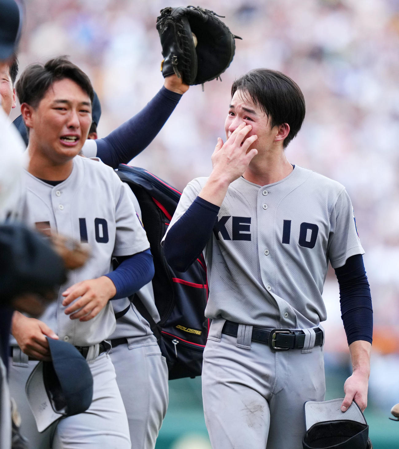 慶応対仙台育英　優勝を果たし涙を流す慶応・丸田（右）と清原（撮影・横山健太）