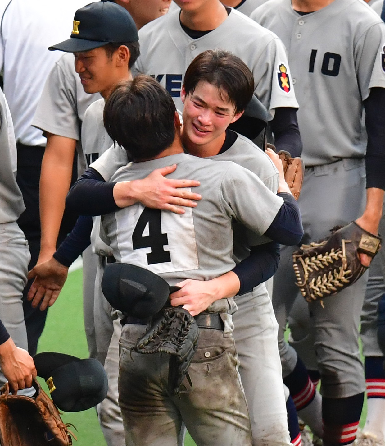 慶応対仙台育英　優勝を喜び慶応・大村主将（手前）と抱き合う丸田