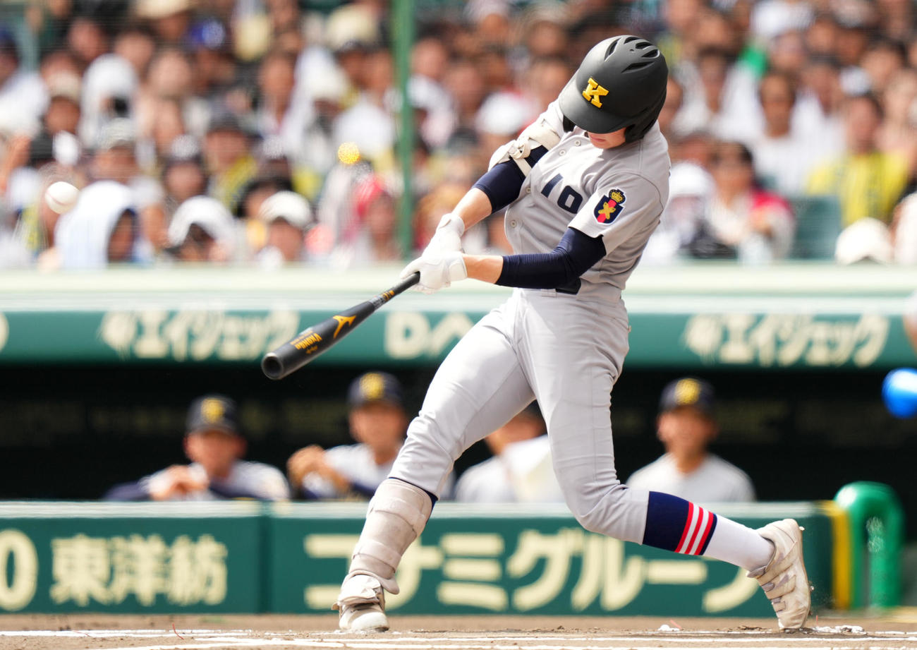 慶応対仙台育英　1回表慶応無死、右越え本塁打を放つ丸田（撮影・横山健太）