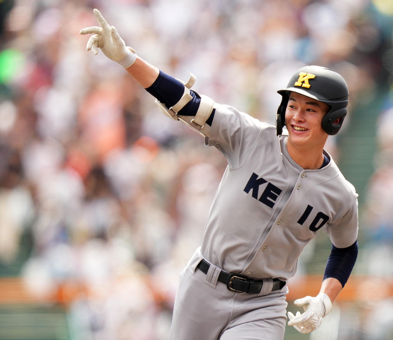 慶応対仙台育英　1回表慶応無死、右越え本塁打を放ち笑顔を見せる丸田（撮影・横山健太）