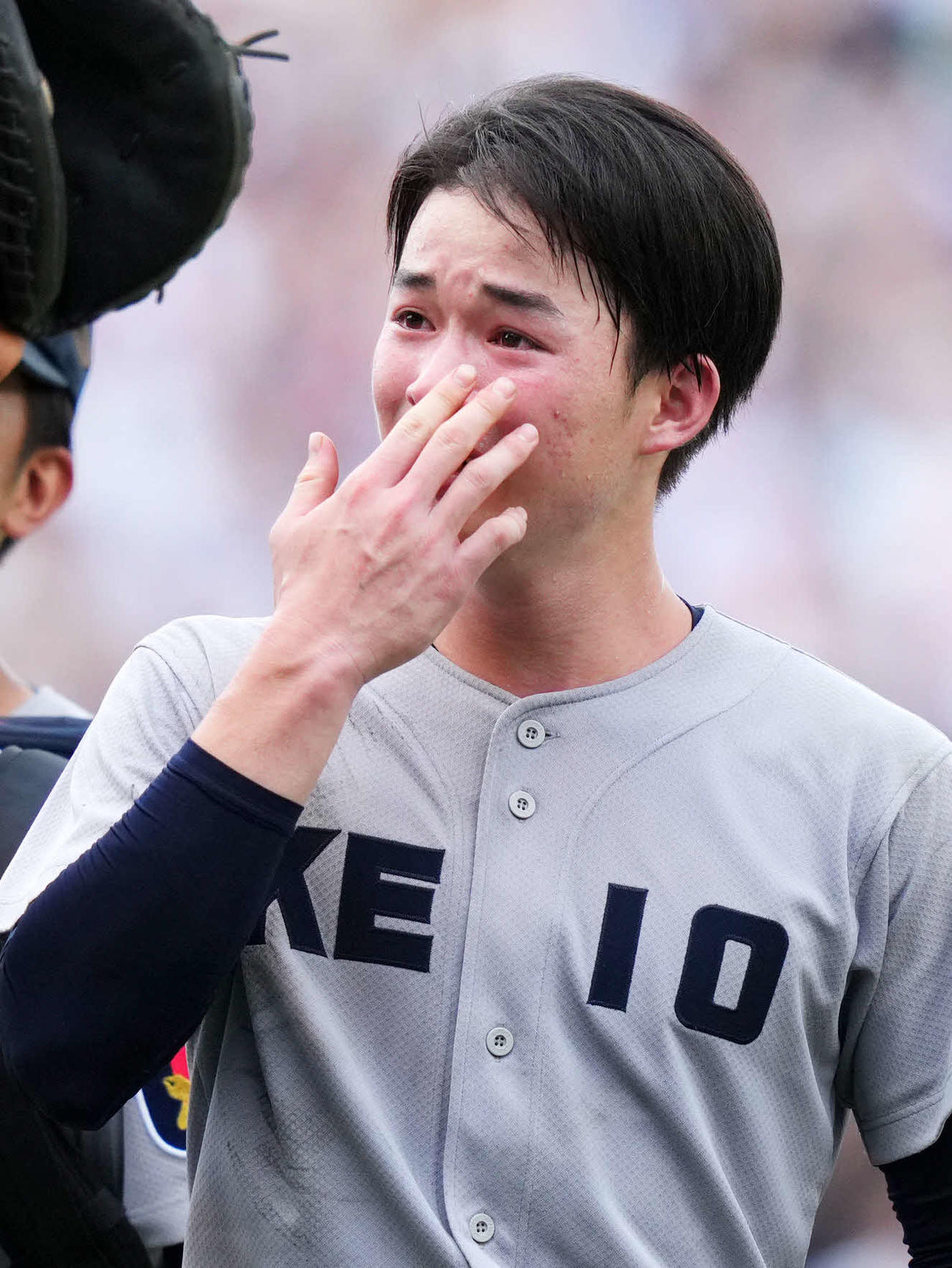 慶応対仙台育英　優勝を果たし涙を流す慶応・丸田（撮影・横山健太）