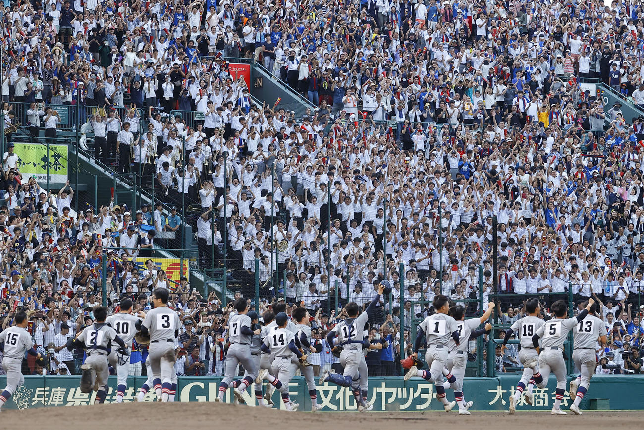 慶応対仙台育英　優勝を決めスタンドに向かう慶応ナイン（撮影・藤尾明華）