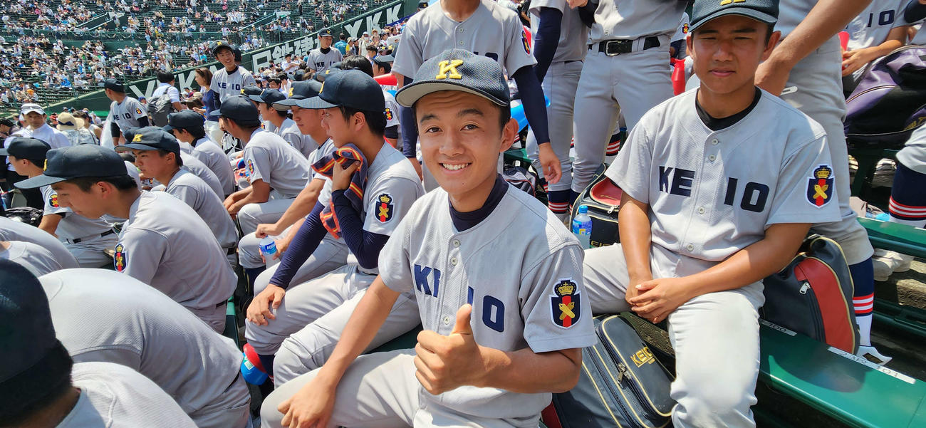 慶応　アルプスから声援をおくった森林貴彦監督の息子で、同校野球部に所属する賢人さん（撮影・保坂淑子）