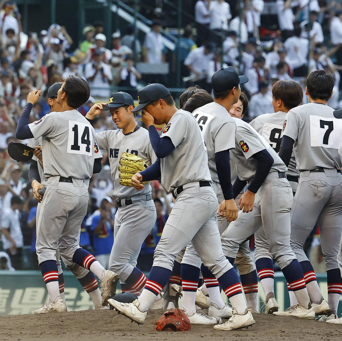 慶応対仙台育英　優勝を決め目頭を押さえる慶応清原（中央手前）（撮影・藤尾明華）