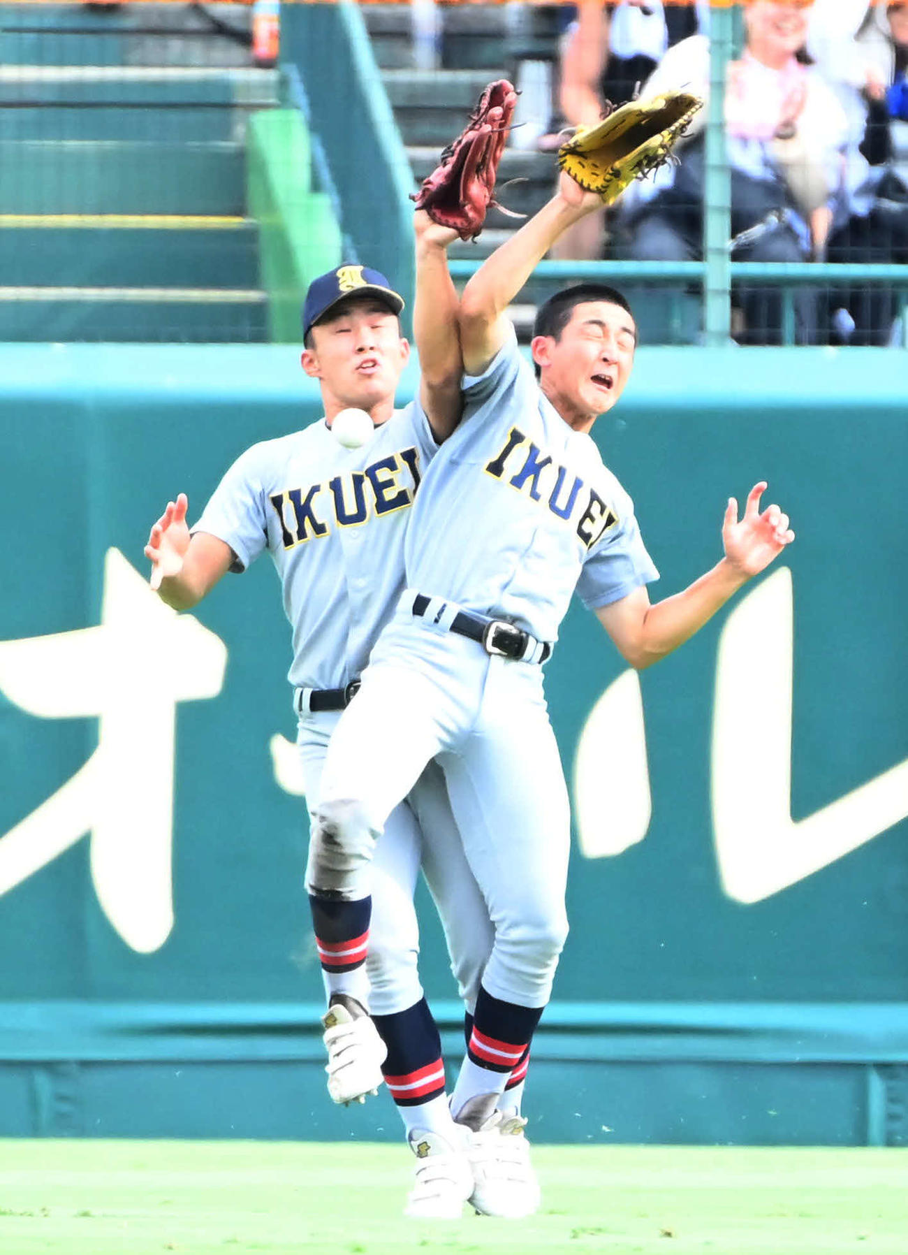 慶応対仙台育英　5回表慶応2死丸田の飛球を仙台育英・鈴木左翼手（左）と橋本中堅手がぶつかり落球してしまう）（撮影・石井愛子）