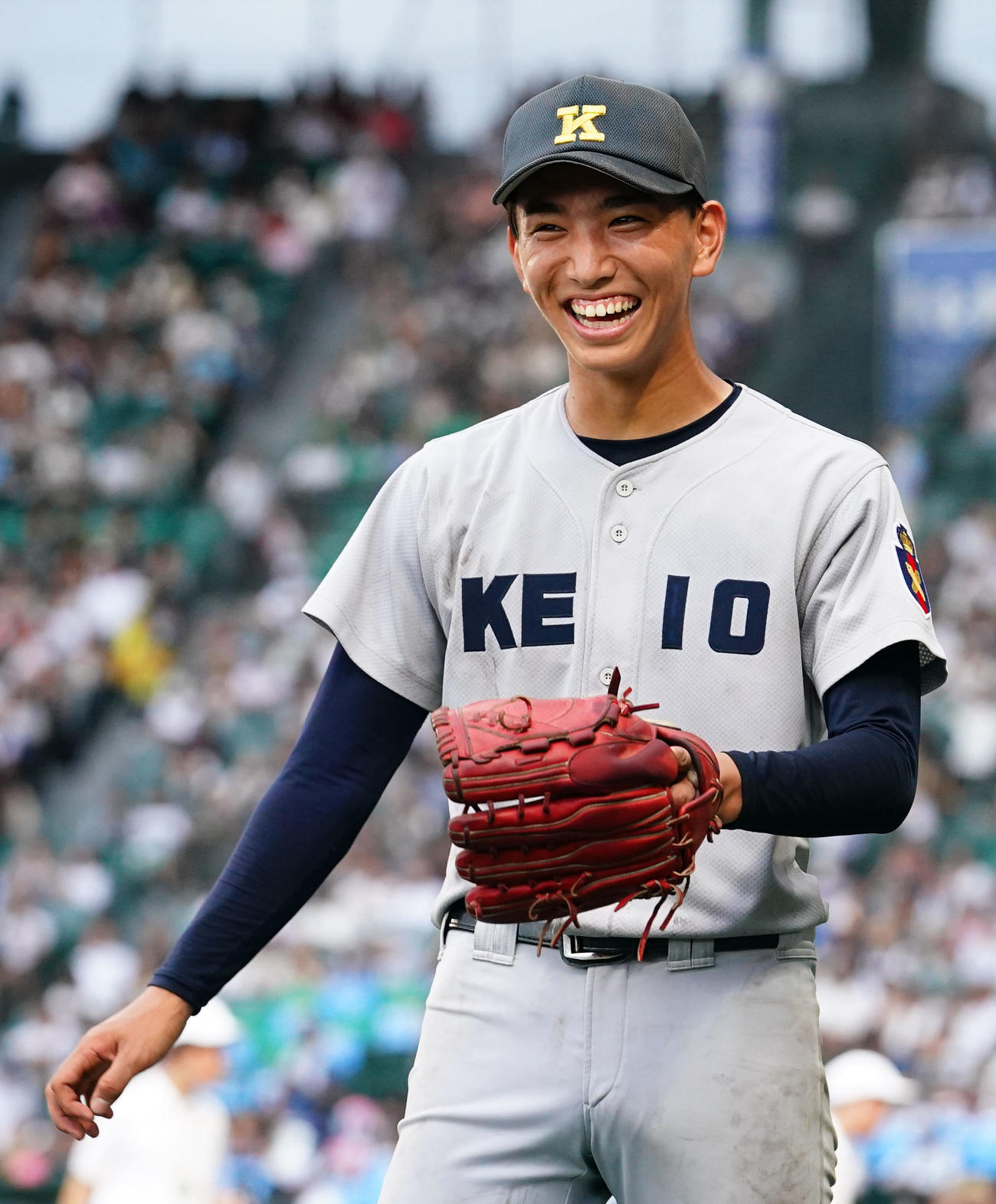 慶応対仙台育英　優勝を果たし笑顔を見せる慶応・小宅（撮影・横山健太）