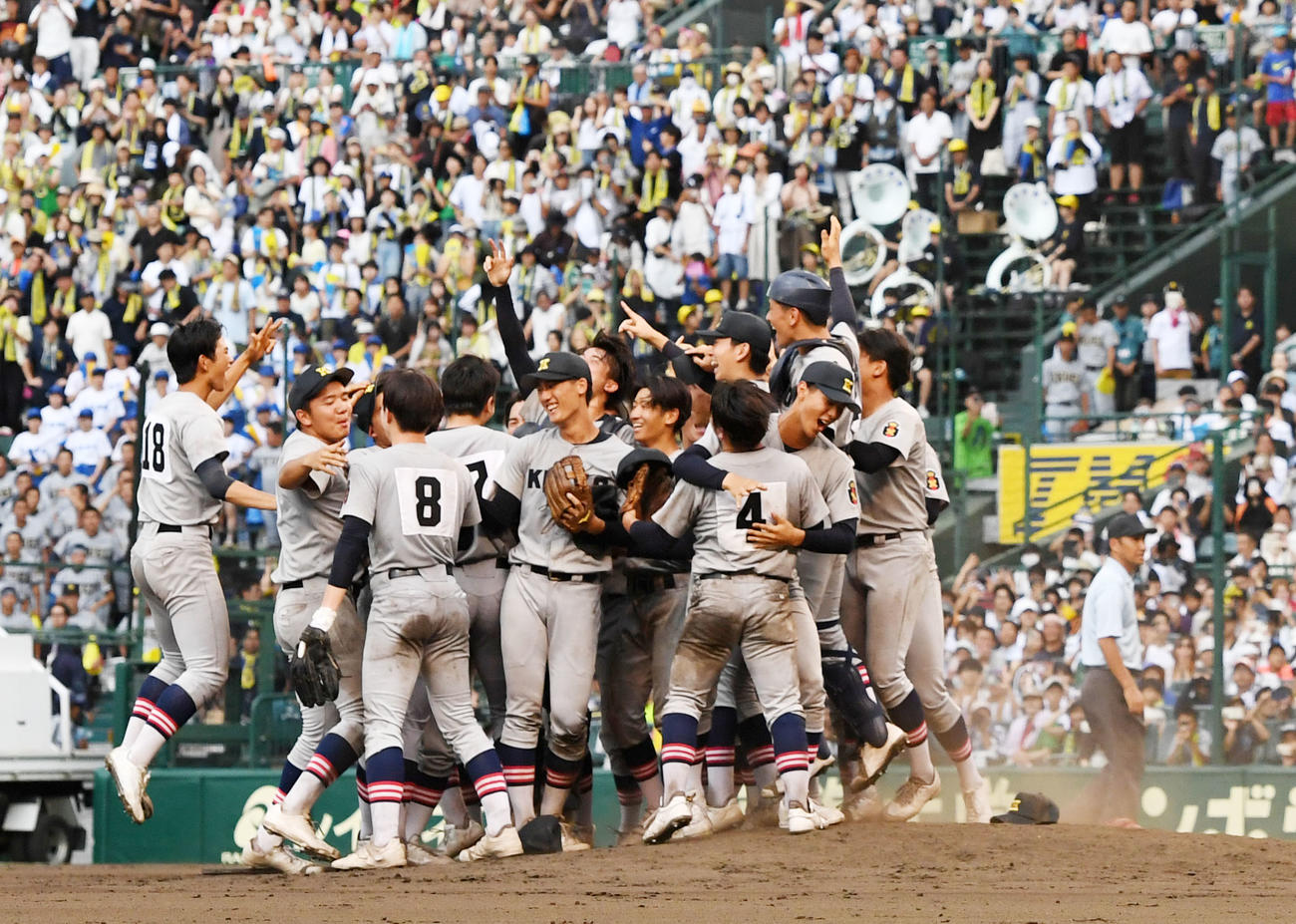 慶応対仙台育英　優勝を果たし歓喜の輪をつくる慶応ナイン（撮影・横山健太）