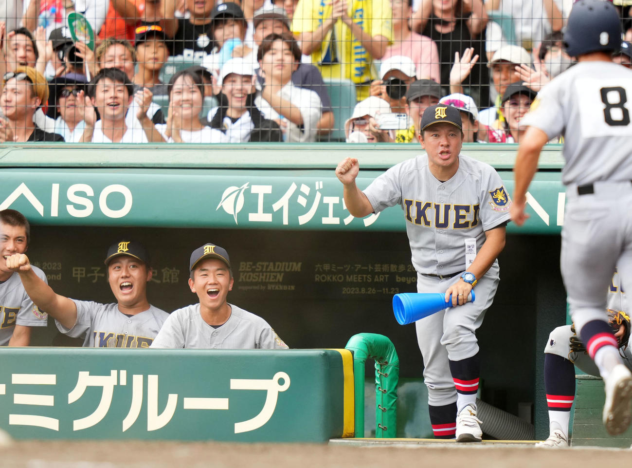 慶応対仙台育英　3回裏仙台育英2死二、三塁、ワイルドピッチで得点を奪いガッツポーズで選手を出迎える須江監督（撮影・横山健太）