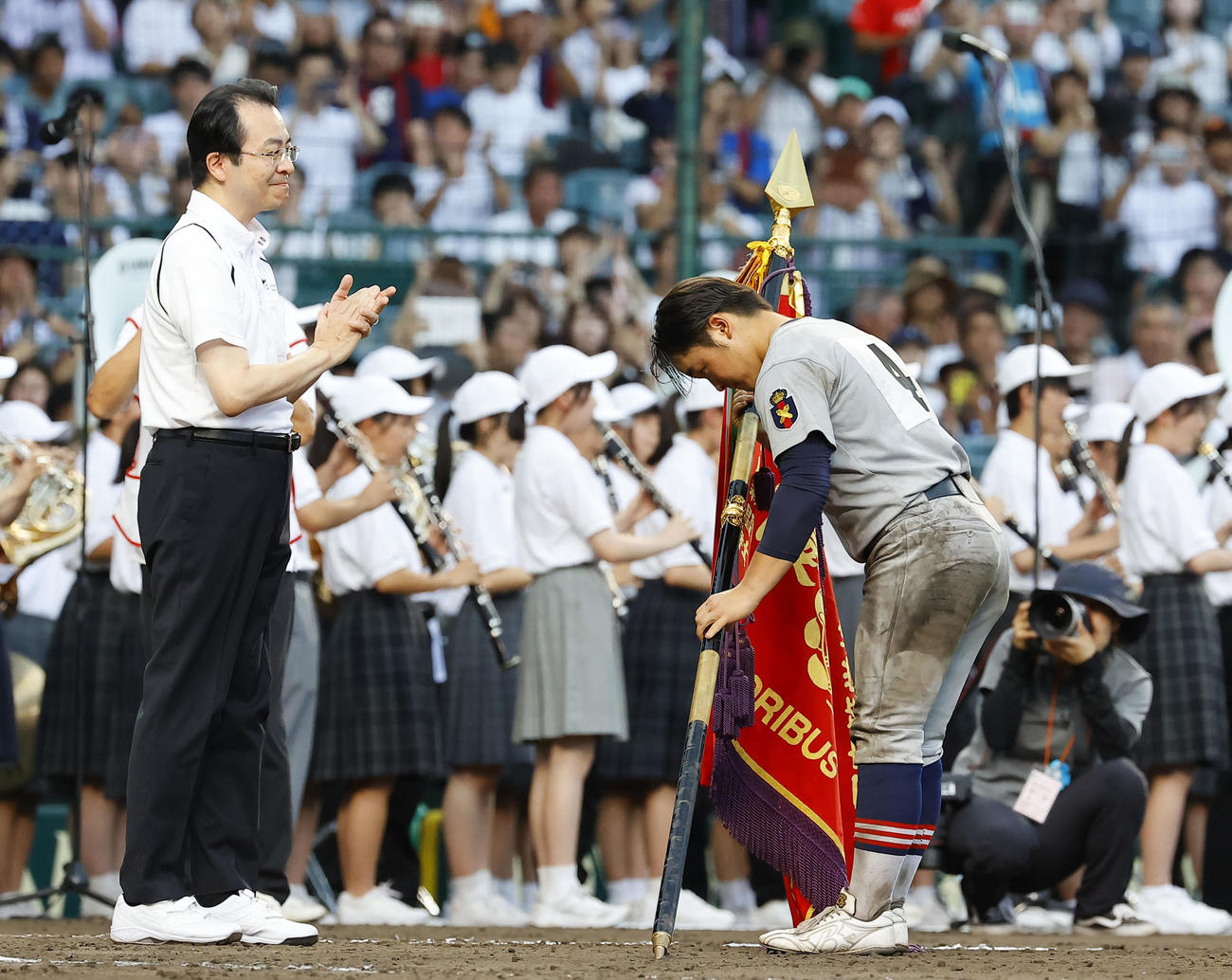 慶応対仙台育英　優勝旗を受け取る慶応大村主将（撮影・藤尾明華）