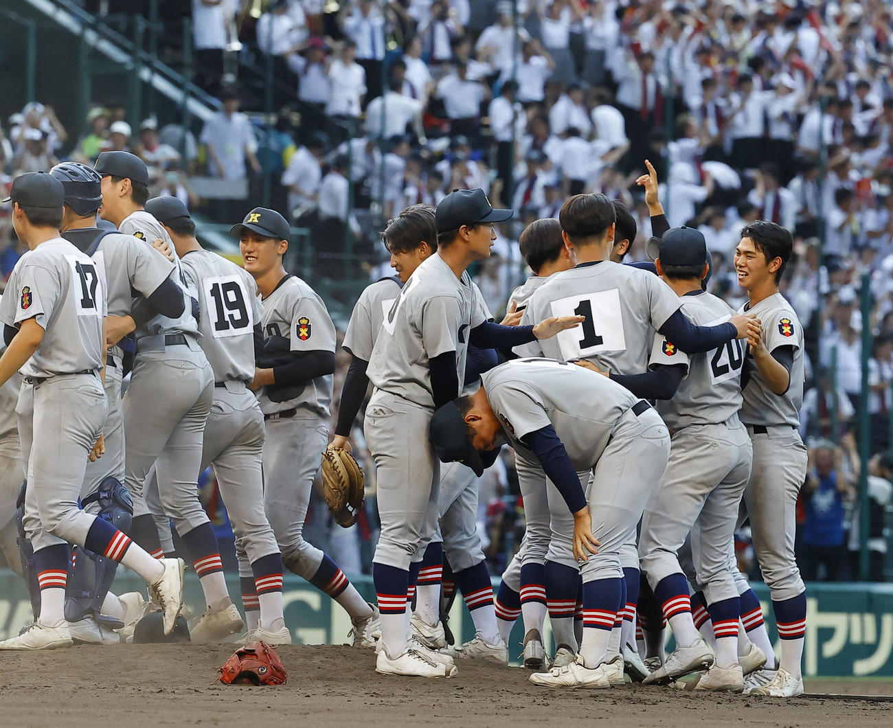 慶応対仙台育英　優勝を決め目頭を押さえる慶応清原（手前右から4人目）（撮影・藤尾明華）