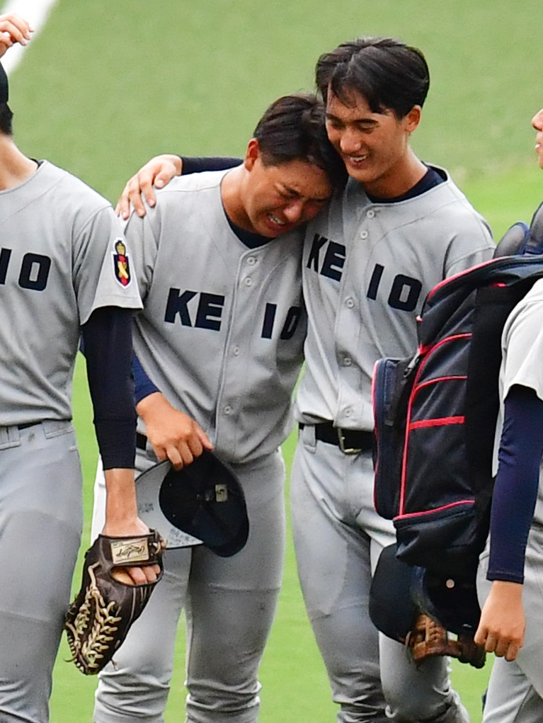 慶応対仙台育英　優勝で涙を流す慶応・清原（左）