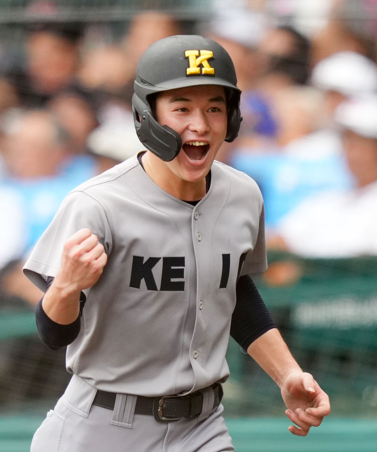 慶応対仙台育英　5回表慶応2死二塁、八木の右前適時打で生還しガッツポーズする丸田（撮影・横山健太）