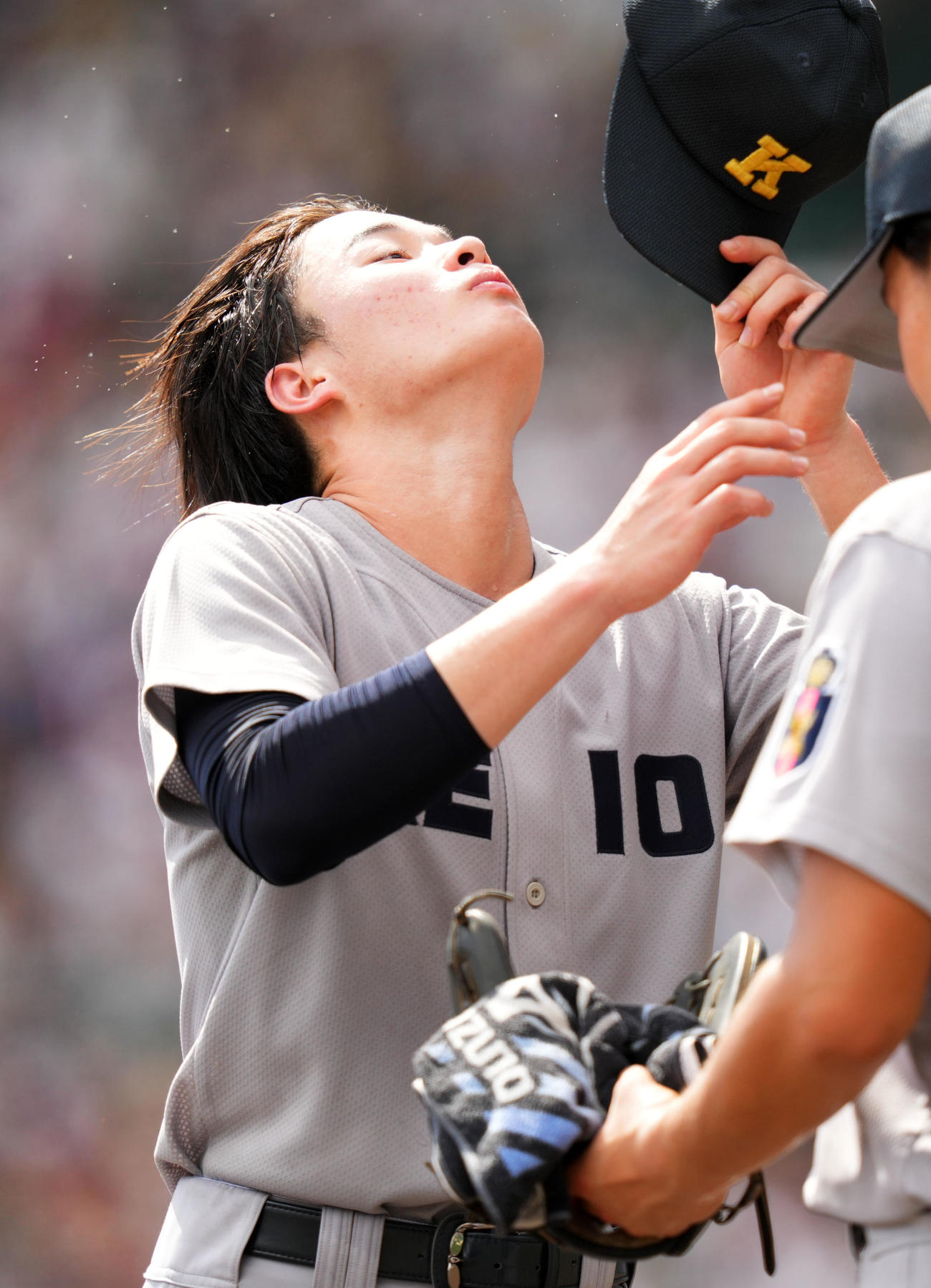 慶応対仙台育英　2回表終了後、守備へ向かう慶応・丸田（撮影・横山健太）
