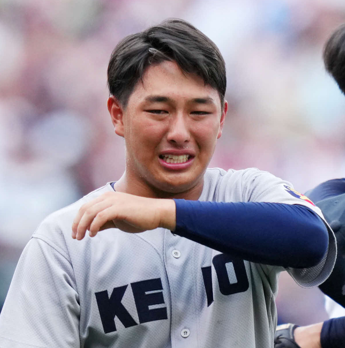 慶応対仙台育英　優勝を果たし涙を流す慶応・清原（撮影・横山健太）