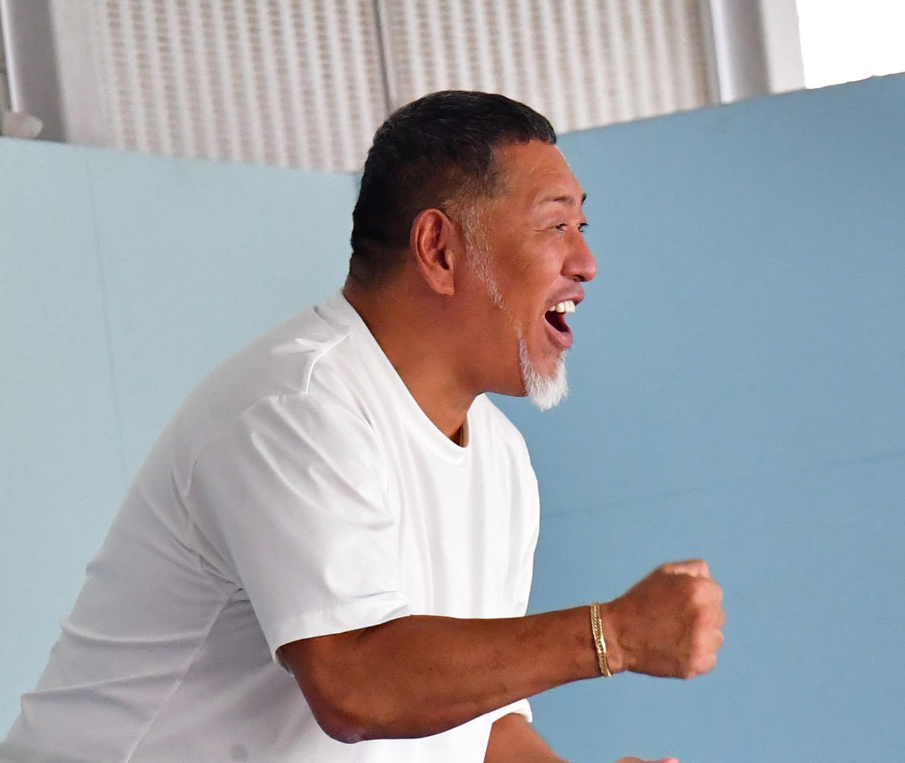 慶応対仙台育英　2回表に慶応が追加点を挙げ喜ぶ清原和博氏