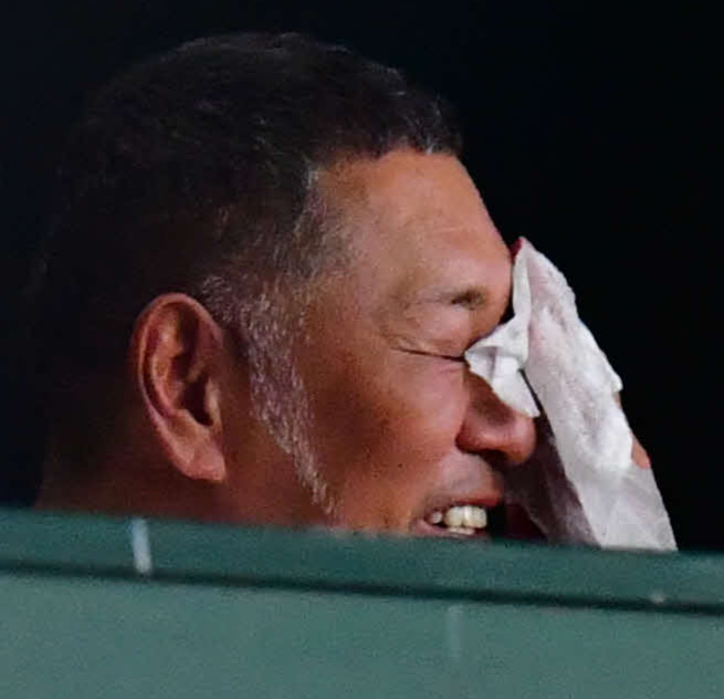 慶応対仙台育英　慶応優勝に目元をぬぐう清原和博氏