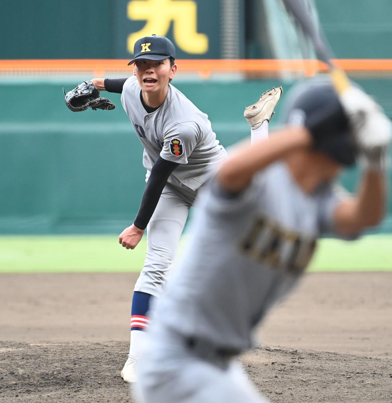 慶応対仙台育英　3回裏仙台育英無死二、三塁、山田に対し力投する鈴木（撮影・石井愛子）