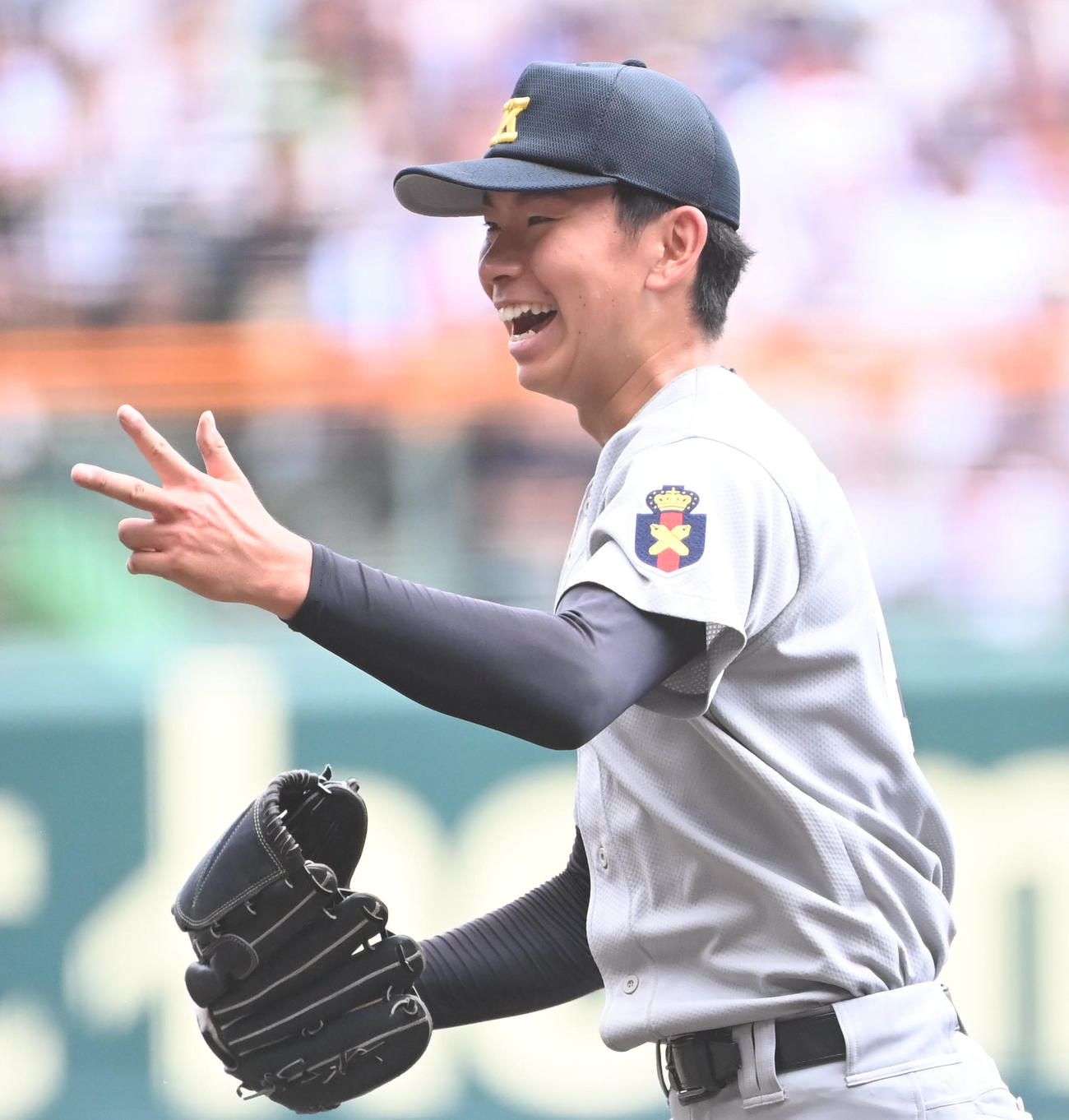 慶応対仙台育英　2回裏仙台育英2死三塁、湯田を遊ゴロに抑え笑顔でベンチに引き揚げる鈴木（撮影・石井愛子）