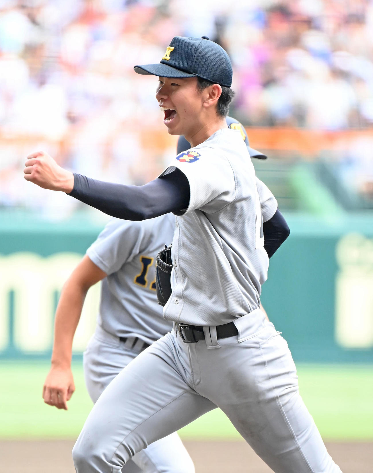 慶応対仙台育英　4回裏仙台育英2死一、三塁、登藤を空振り三振に仕留め雄叫びを上げベンチにダッシュする鈴木（撮影・石井愛子）