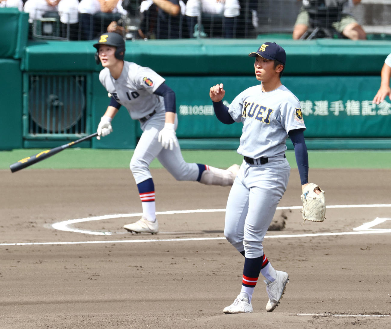 慶応対仙台育英　1回表慶応無死、湯田（手前）は丸田に右越えの先頭打者本塁打を浴びる（撮影・上山淳一）