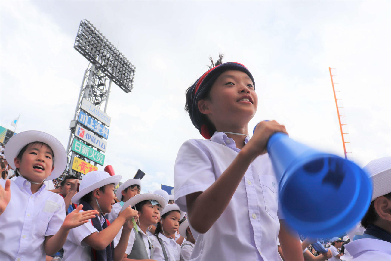 「もりば応援団」ことアルプスに駆けつけた慶応（神奈川）の森林監督が受け持つ小学3年の担任のクラスの教え子たち試合前から慶応ナインを夢中で応援した。＝（撮影・中島麗）