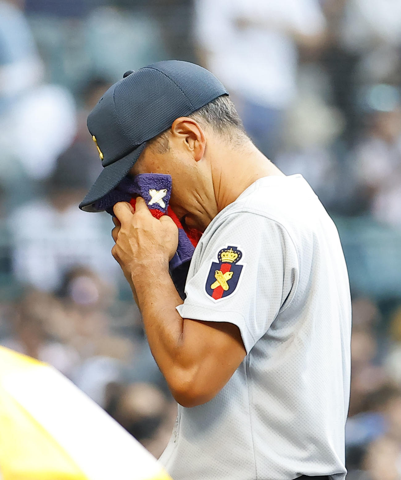 慶応対仙台育英　優勝インタビューを終え目頭を押さえる慶応森林貴彦監督（撮影・藤尾明華）