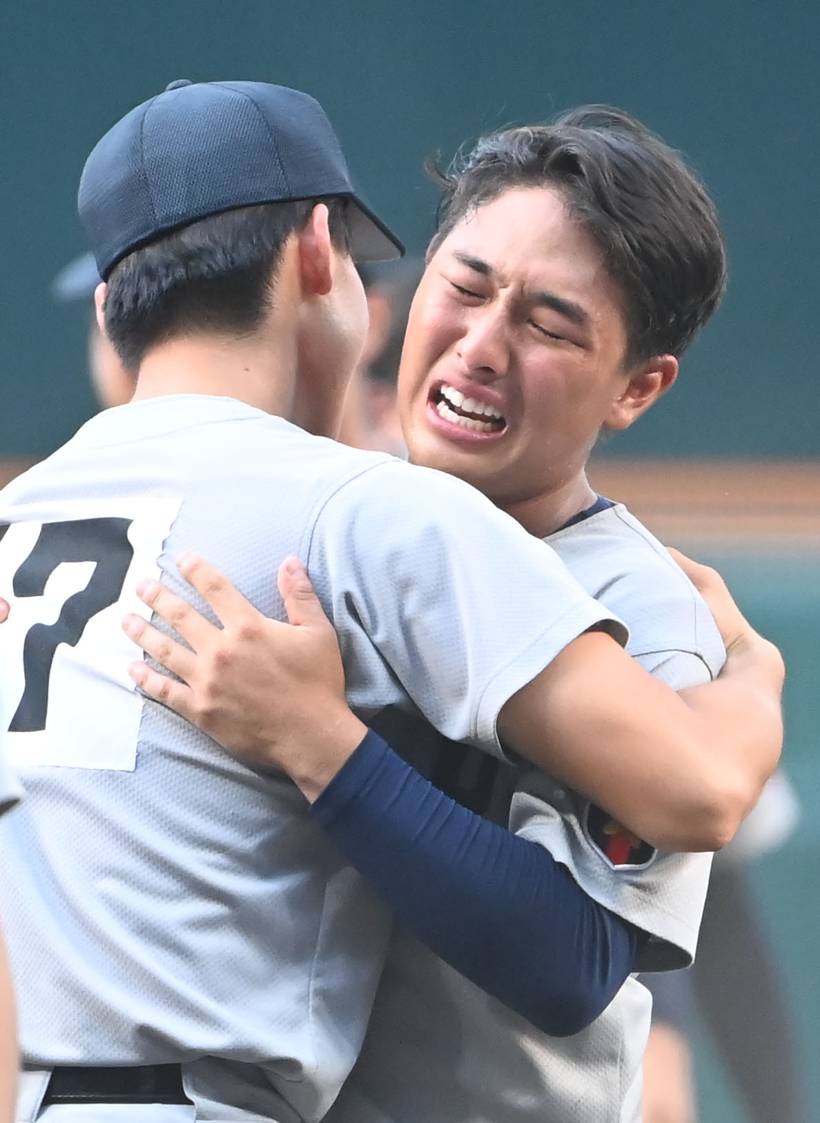 慶応対仙台育英　仙台育英に勝利し喜ぶ清原勝児（右）（撮影・石井愛子）