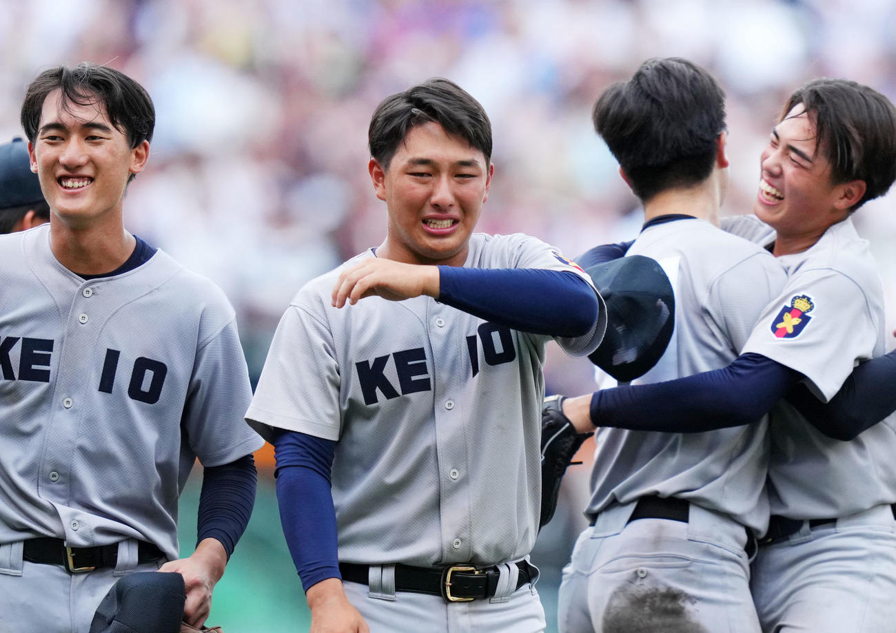 慶応対仙台育英　優勝を果たし涙を流す慶応・清原（左から2人目）（撮影・横山健太）