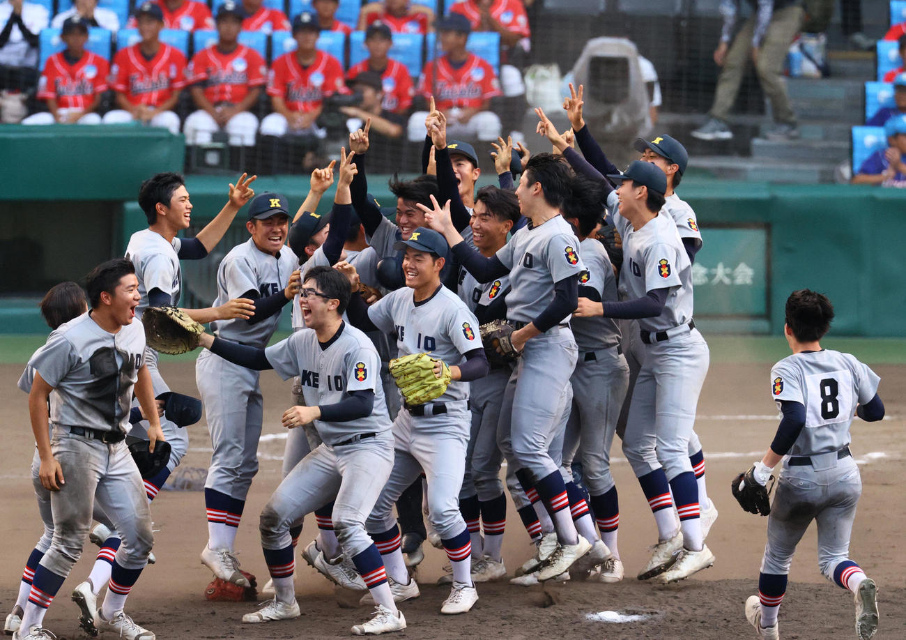 慶応対仙台育英　107年ぶりの優勝に歓喜する慶応ナイン（撮影・上山淳一）