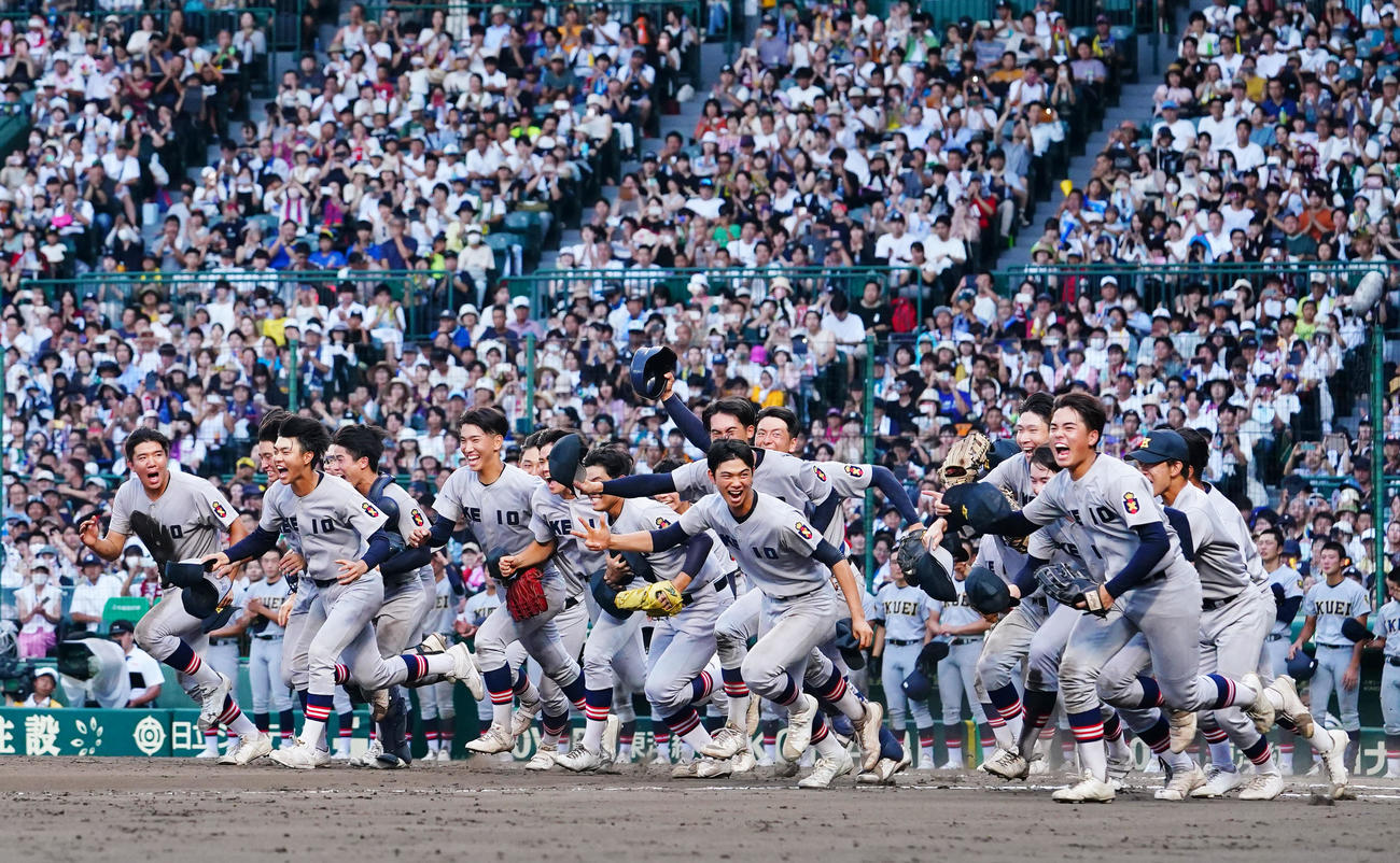 慶応対仙台育英　107年ぶりの優勝を果たし、応援席へ駆け出す慶応の選手たち（撮影・横山健太）