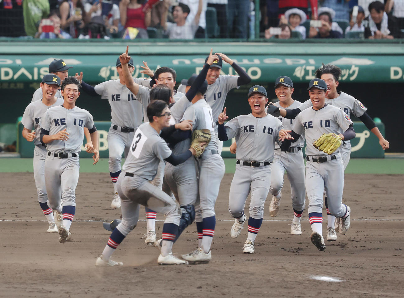 慶応対仙台育英　仙台育英を破って107年ぶりの優勝を果たし、マウンドに駆け寄る清原（右から4人目）ら慶応の選手たち（撮影・前田充）