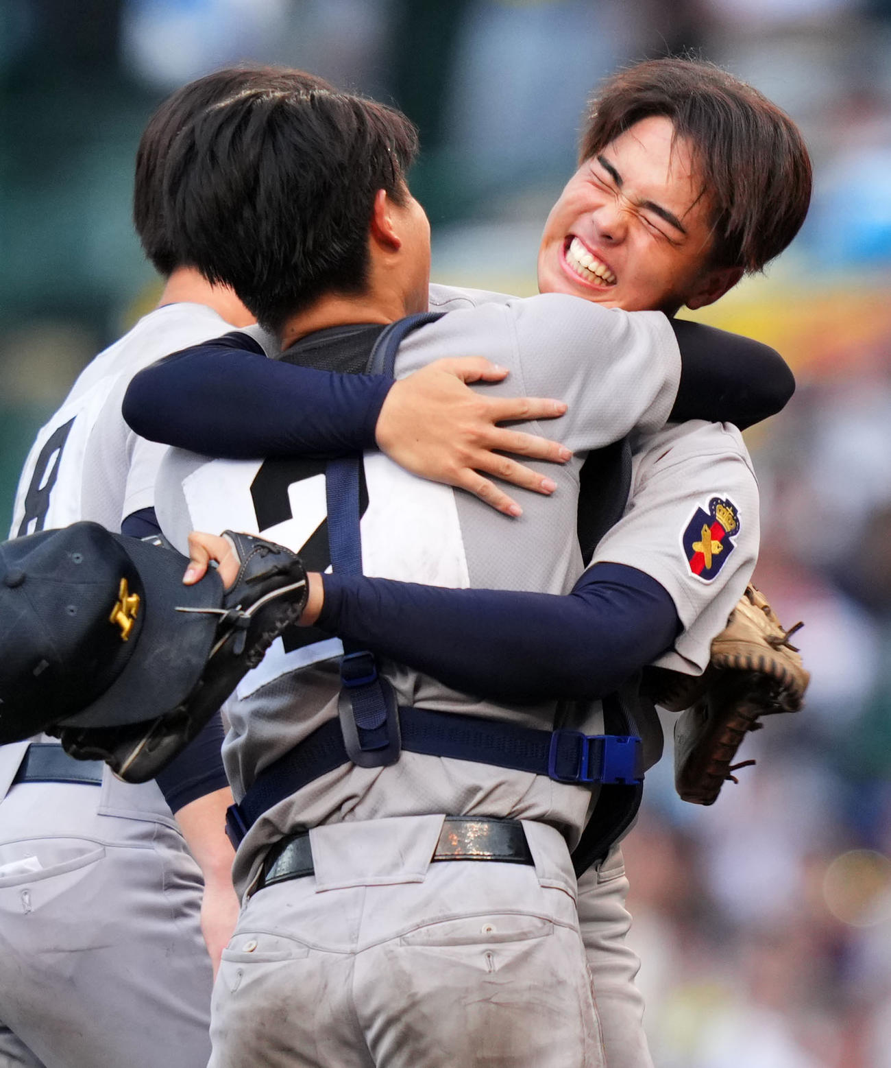 慶応対仙台育英　優勝を果たしチームメートと抱き合う慶応・仙台育英・加藤（撮影・横山健太）