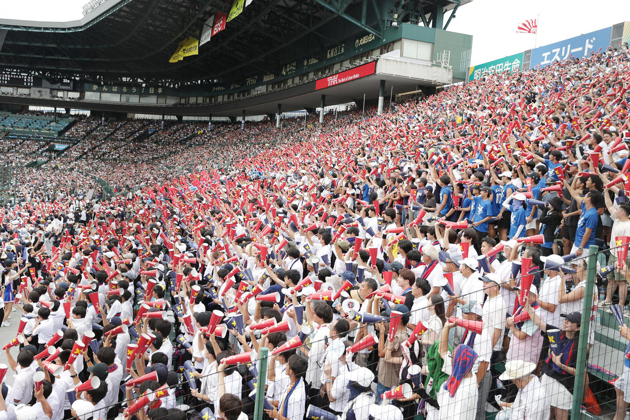 慶応対仙台育英　5回表、チームが得点を重ね盛り上がる慶応の応援席（撮影・前田充）