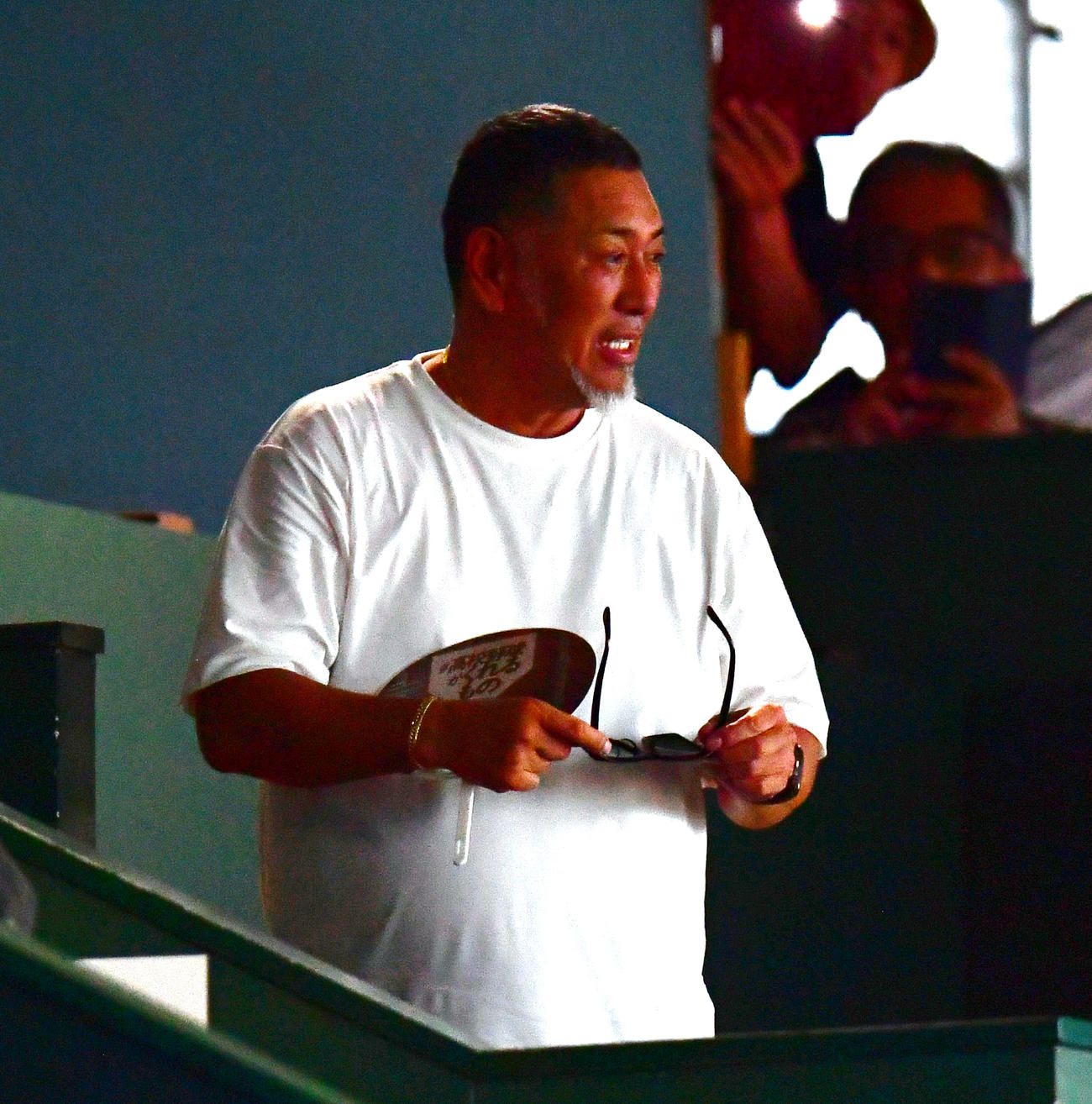 慶応対仙台育英　慶応の優勝を見届け甲子園から引き揚げる清原和博氏