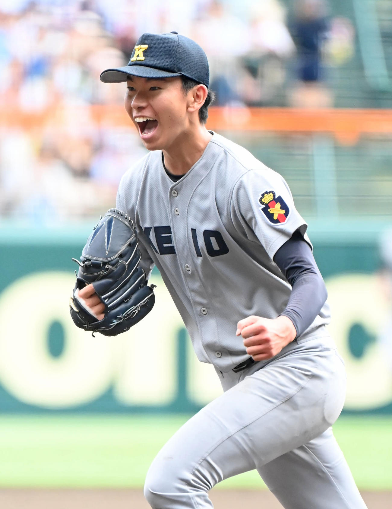 慶応対仙台育英　4回裏仙台育英2死一、三塁、登藤を空振り三振に仕留め雄たけびを上げる鈴木（撮影・石井愛子）