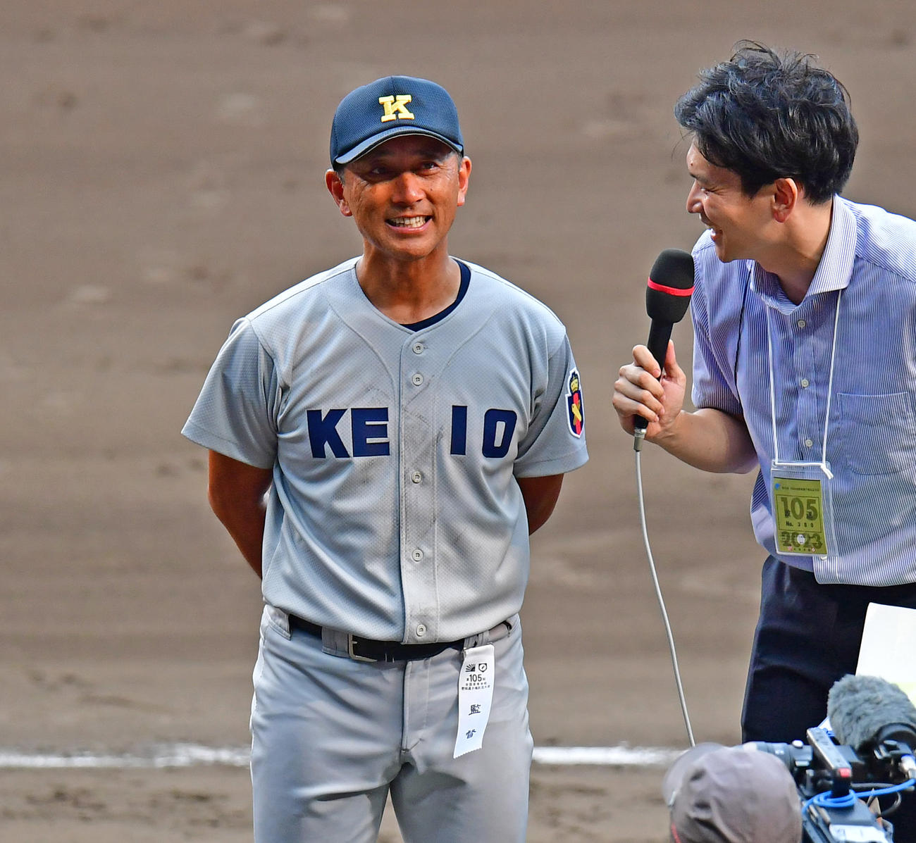 慶応対仙台育英　優勝インタビューを受ける慶応・森林監督