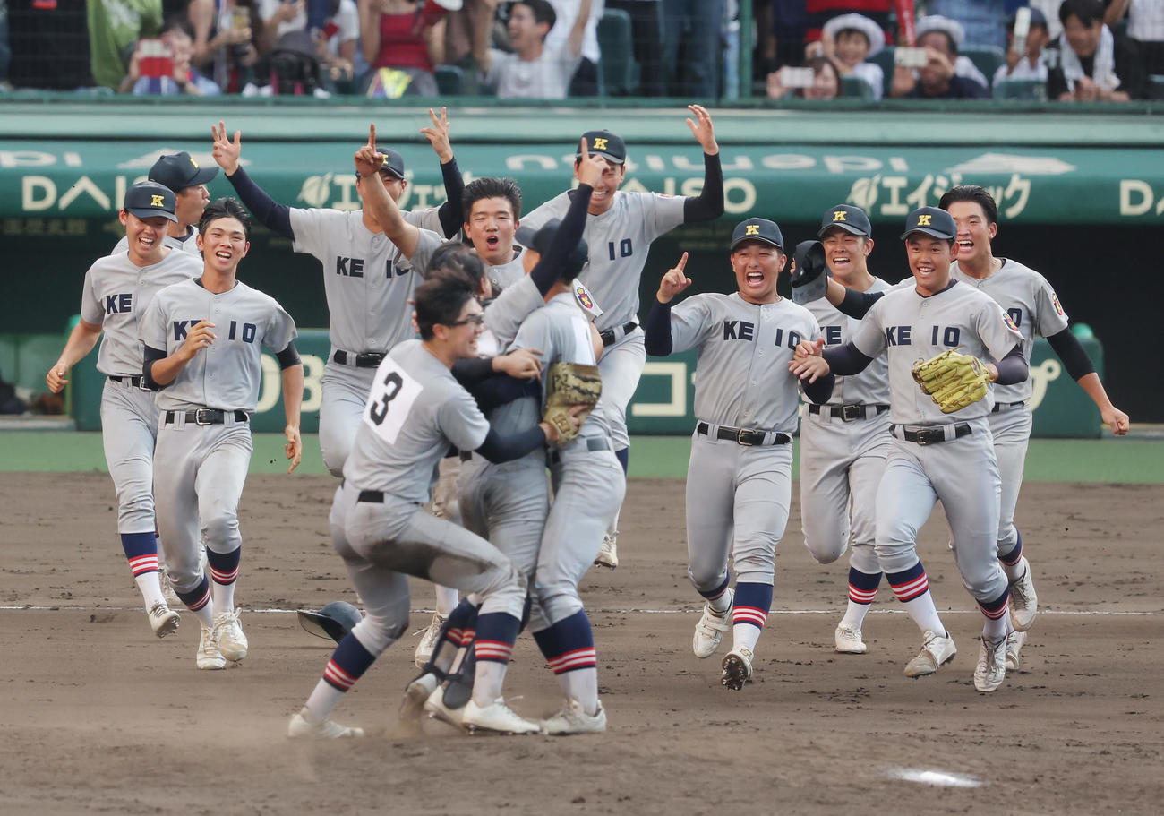 慶応対仙台育英　仙台育英を破って107年ぶりの優勝を果たし、マウンドに駆け寄る清原（右から4人目）ら慶応の選手たち（撮影・前田充）