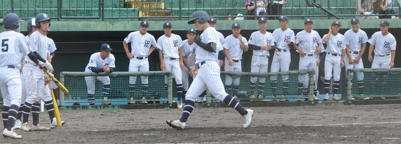 4回に左越えソロ本塁打を放ち、ホームインする常葉大菊川・小沢（手前中央）　　　