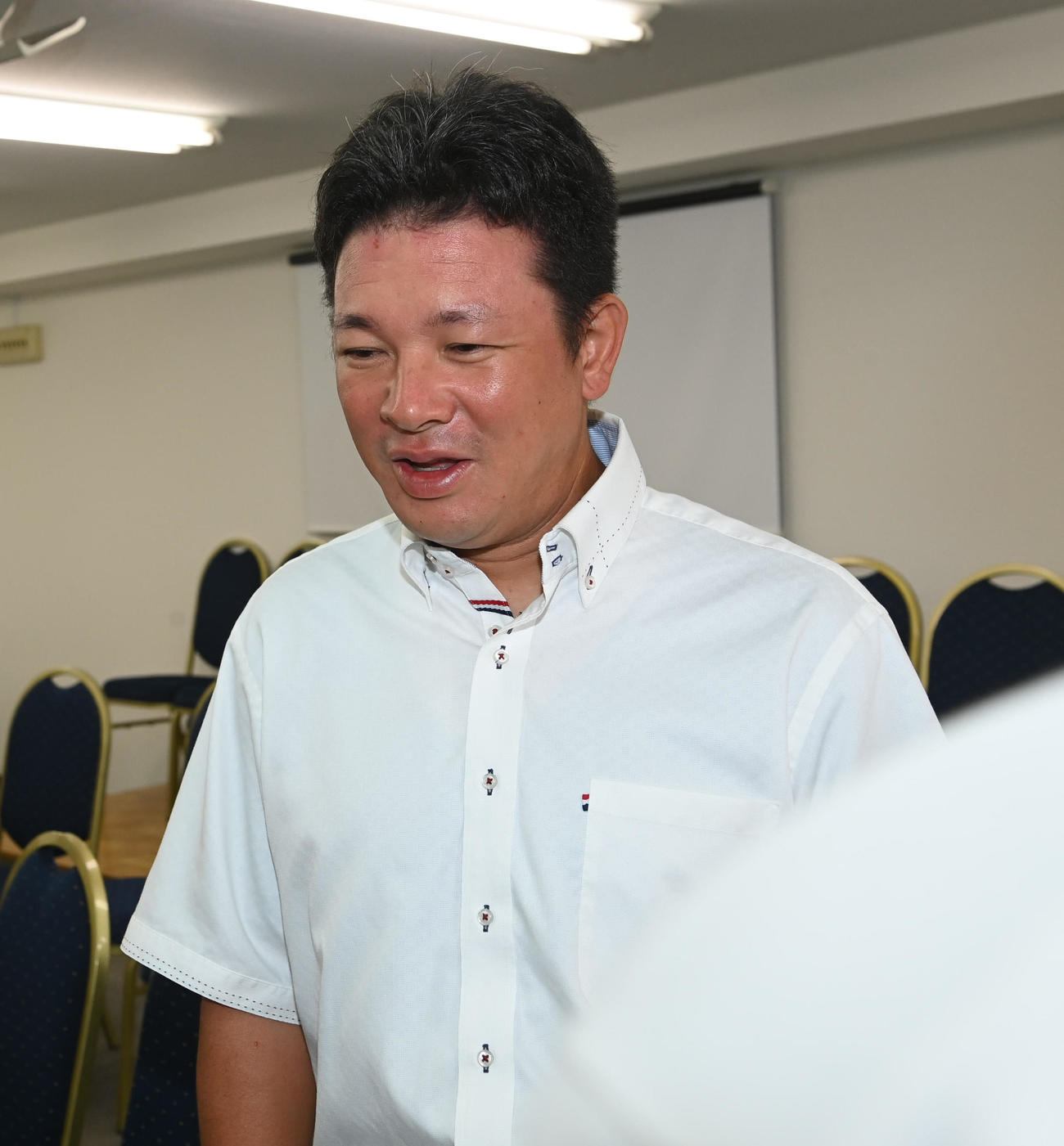 慶応との決勝戦から一夜明け、記者の質問に答える仙台育英・須江監督（撮影・前岡正明）