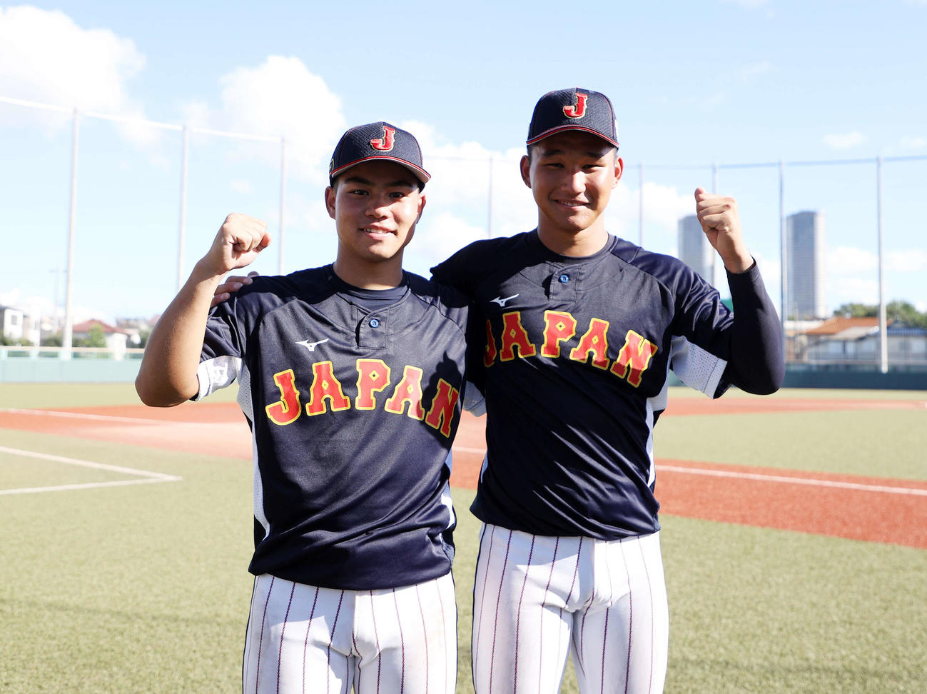 笑顔でガッツポーズするU18日本代表・緒方（左）と武田（撮影・鈴木正人）