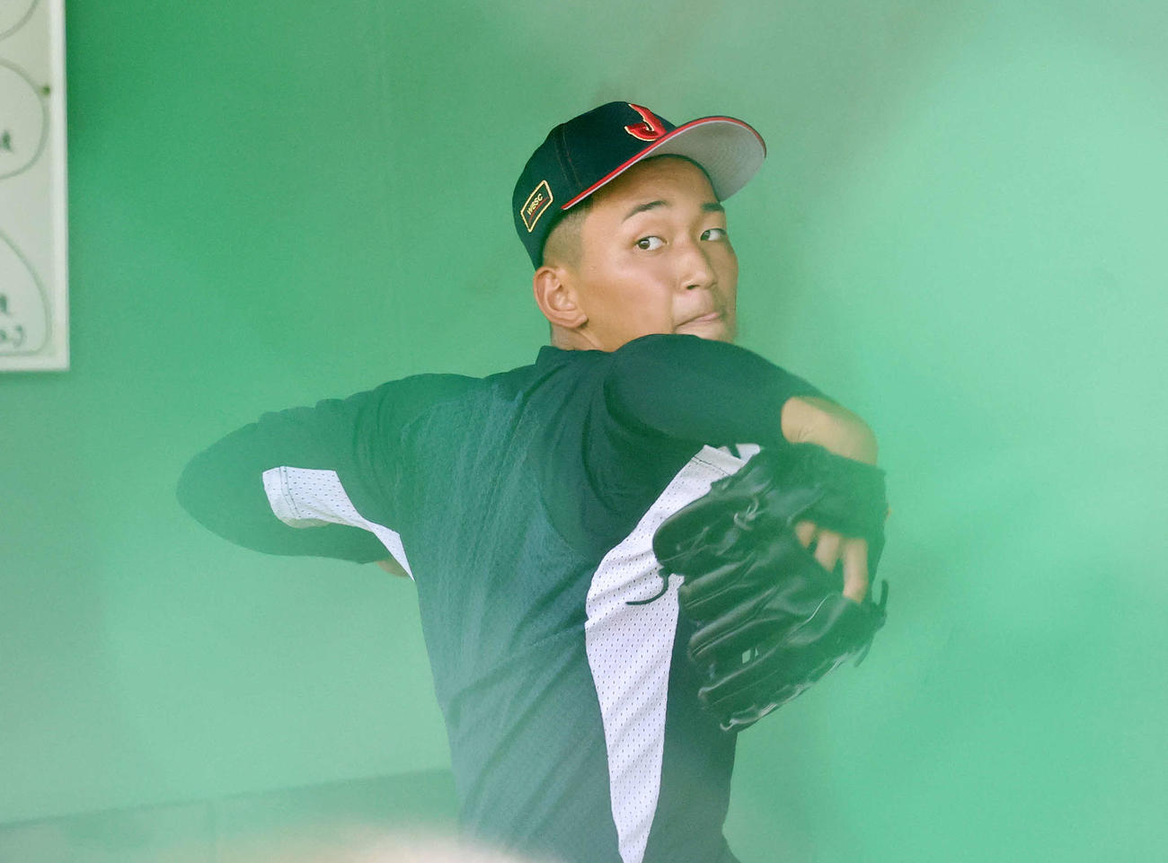 ブルペン投球するU18日本代表・前田（撮影・鈴木正人）