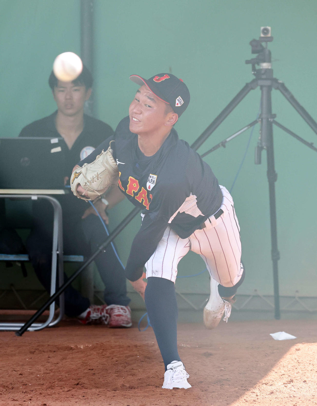 ブルペン投球するU18日本代表・武田（撮影・鈴木正人）